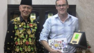 Wakil Walikota Tanjungpinang Syahrul bersama Senior Protection Officer Refugees (UNHCR), Jeffery Savage di Kantor Walikota Tanjungpinang.
