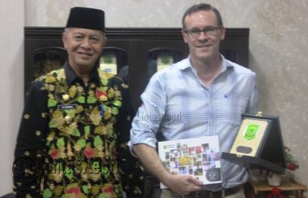 Wakil Walikota Tanjungpinang Syahrul bersama Senior Protection Officer Refugees (UNHCR), Jeffery Savage di Kantor Walikota Tanjungpinang.