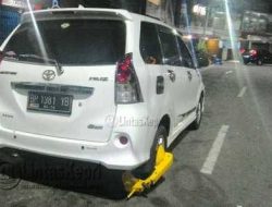 Ditinggal Pemiliknya, Mobil Ini Digembok