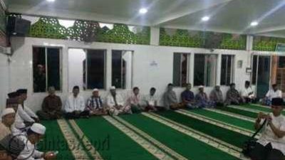 Walikota Tanjungpinang, Lis Darmansyah di tengah jamaah Masjid Al-Hidayah di Jalan Brigjen Katamso Km 2,5 Tanjungpinang saat menggelar doa bersama dalam rangka memperingati Tahun Baru Islam 1438 Hijriah, Jumat (7/10).