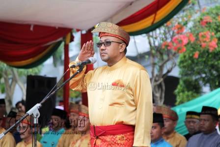 Walikota Tanjungpinang, Lis Darmansyah saat memimpin upacara peringatan HUT Ke-15 Kota Otonom Tanjungpinang Tahun 2016 di Halaman Kantor Walikota Tanjungpinang, Senggarang.