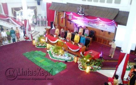 Dewan Perwakilan Rakyat Daerah (DPRD) Kota Tanjungpinang menggelar sidang paripurna istimewa Sempena Hari Ulang Tahun (HUT) Otonom Kota Tanjungpinang ke 15 tahun, Senin (17/10) pagi di Kantor DPRD Kota Tanjungpinang, Senggarang.
