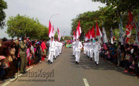 Terlihat masyarakat memadati lokasi tepi laut Kota Tanjungpinang untuk menyaksikan pawai budaya dan parade mobil hias Kamis (27/10/16).