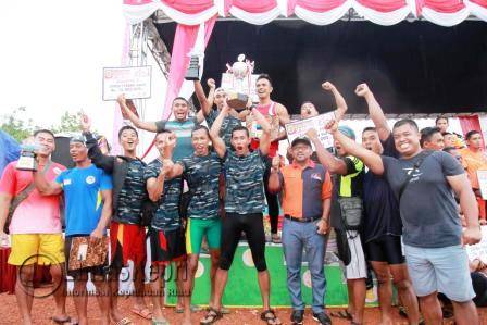 Tim Navy DKI Jakarta Keluar Sebagai Juara Umum Festival Dragon Boat Race 2016. Tim ini berhak menerima hadiah sebesar Rp50 Juta.