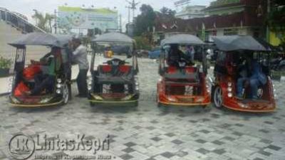 Inilah Becak Motor di Gedung Gonggong yang akan difungsikan untuk mengangkut tourist lokal maupun mancanegara keliling Seputar Taman Laman Bunda.