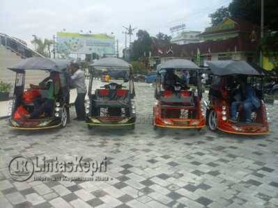 Inilah Becak Motor di Gedung Gonggong yang akan difungsikan untuk mengangkut tourist lokal maupun mancanegara keliling Seputar Taman Laman Bunda.