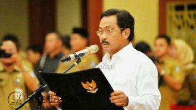 Gubernur Provinsi Kepri, Nurdin Basirun saat melantik sejumlah pegawai di lingkungan Pemerintah Provinsi Kepri di Aula Kantor Gubernur Kepri Pulau Dompak, Senin (7/11).