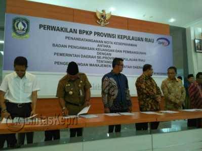 Penandatanganan Memorandum of Understanding (MoU) antara BPKP perwakilan Provinsi Kepri dengan Pemerintah Daerah se-Provinsi Kepri tentang Pengembangan Manajemen Pemerintahan Daerah.