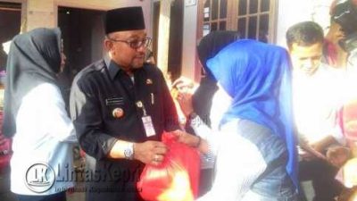 Walikota Tanjungpinang Lis Darmansyah di acara pembagian bantuan paket gula dan beras serta Kartu Indonesia Sehat (KIS) di Kampung Kolam, Kamis (3/11).
