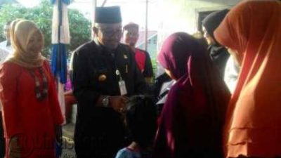 Walikota Tanjungpinang Lis Darmansyah didampingi Ketua PKK Tanjungpinang, Yuniarni Pustoko Weni saat memberikan bantuan kepada warga Jalan Hutan Lindung.