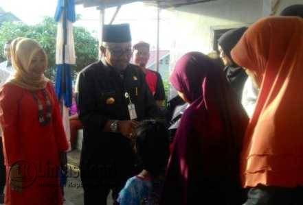 Walikota Tanjungpinang Lis Darmansyah didampingi Ketua PKK Tanjungpinang, Yuniarni Pustoko Weni saat memberikan bantuan kepada warga Jalan Hutan Lindung.