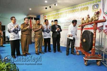 Gubernur Provinsi Kepri Nurdin Basirun melakukan pemukulan gong yang didampingi oleh Walikota Tanjungpinang Lis Darmansyah, Ketua PGRI Provinsi Kepri HZ Dadang AG, dan Kepala Pendidikan Provinsi Kepri, Arifin Nasir.