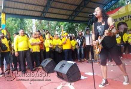 Vocalis Boomerang, Roy Jeconiah saat menghibur warga Tanjungpinang di HUT Golkar Ke-52 tahun di Lapangan Pamedan Ahmad Yani, Minggu (13/11).