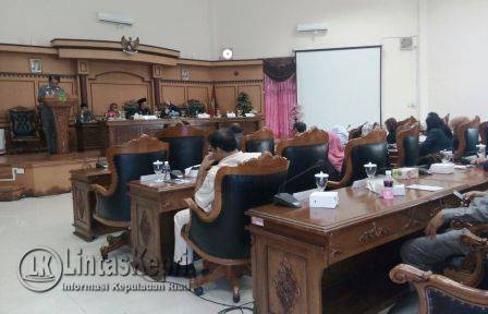 Rapat Paripurna Terbuka DPRD Kota Tanjungpinang dengan Agenda Penyampaian Laporan Akhir Pansus DPRD Tanjungpinang tentang Ranperda Perangkat Daerah Kota Tanjungpinang di Kantor DPRD Tanjungpinang, Kamis (3/11) siang.
