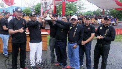 Lis Darmansyah didampingi Wakilnya Syahrul, Sekretaris Daerah Tanjungpinang, Riono, anggota DPRD Tanjungpinang, serta jajaran FKPD Kota Tanjungpinang saat menyerahkan piala Walikota Cup 2016 di lapangan Dewaruci, Minggu (13/11) pagi.