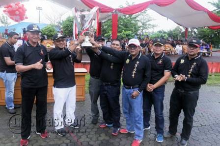 Lis Darmansyah didampingi Wakilnya Syahrul, Sekretaris Daerah Tanjungpinang, Riono, anggota DPRD Tanjungpinang, serta jajaran FKPD Kota Tanjungpinang saat menyerahkan piala Walikota Cup 2016 di lapangan Dewaruci, Minggu (13/11) pagi.