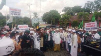 Ratusan orang yang tergabung dari berbagai Ormas Islam menggelar aksi damai menuntut proses hukum Ahok di Polres Tanjungpinang, Jum'at (4/11).