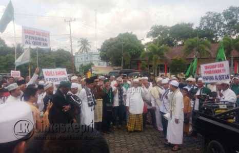 Ratusan orang yang tergabung dari berbagai Ormas Islam menggelar aksi damai menuntut proses hukum Ahok di Polres Tanjungpinang, Jum'at (4/11).