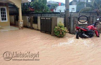 Beginilah kondisi Jalan Sri Andana, Perumahan Andana Residen kilometer 8 atas saat kebanjiran.