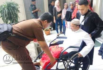 Terdakwa kasus pencabulan terhadap anak didik, Juni Baharuddin alias John (39), bersama Penasehat Hukumnya (PH) M Indra Kelana SH.