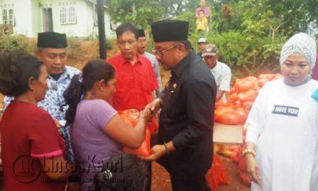Walikota Tanjungpinang Lis Darmansyah dan Yuniarni Pustoko Weni (Kaos Putih) saat memberikan paket beras dan gula kepada warga yang membutuhkan, Jumat (4/11).