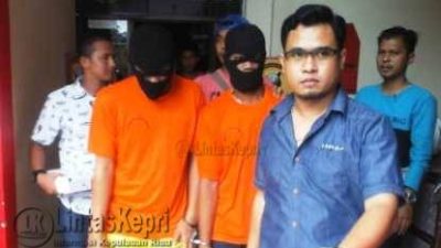 Kasat Narkoba Polres Tanjungpinang AKP Ricky Firmansyah (Kemeja Biru) saat menggiring tersangka narkoba sebelum press rilis di Mapolres Tanjungpinang, Jumat (18/11).