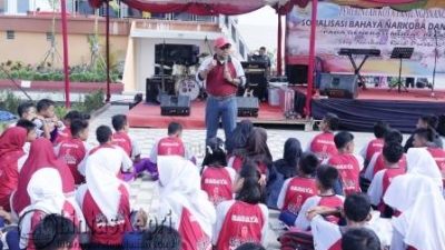 Wali Kota Tanjungpinang, Lis Darmansyah saat memberikan pemahaman kepada para pelajar tentang bahaya Narkoba dan HIV AIDS di pelataran gedung Gonggong.
