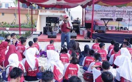 Wali Kota Tanjungpinang, Lis Darmansyah saat memberikan pemahaman kepada para pelajar tentang bahaya Narkoba dan HIV AIDS di pelataran gedung Gonggong.