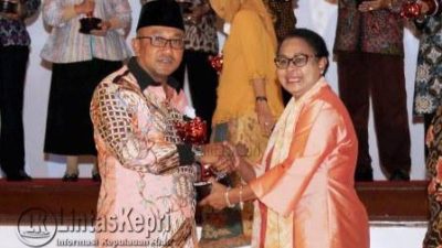 Kota Tanjungpinang kembali meraih penghargaan Anugerah Parahita Ekapraya (APE) 2016 yang diterima langsung oleh Walikota Tanjungpinang, Lis Darmansyah dari Menteri Pemberdayaan Perempuan dan Perlindungan Anak, Yohana Yembise, Rabu (21/12) di Jakarta.