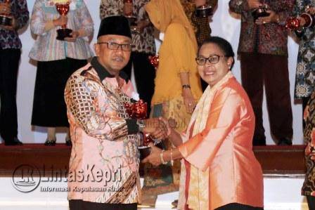 Kota Tanjungpinang kembali meraih penghargaan Anugerah Parahita Ekapraya (APE) 2016 yang diterima langsung oleh Walikota Tanjungpinang, Lis Darmansyah dari Menteri Pemberdayaan Perempuan dan Perlindungan Anak, Yohana Yembise, Rabu (21/12) di Jakarta.