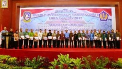 Gubernur Kepri Nurdin Basirun Foto Bersama Pihak Penerima DIPA 2017.