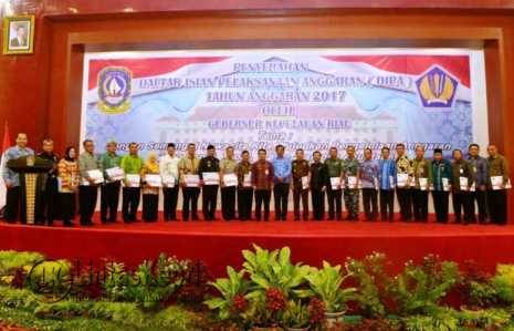 Gubernur Kepri Nurdin Basirun Foto Bersama Pihak Penerima DIPA 2017.