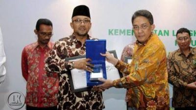 Walikota Tanjungpinang Lis Darmansyah saat menerima penghargaan Kota Langit Biru.