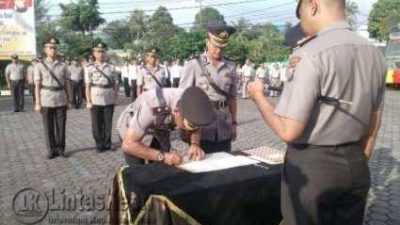 Serah terima jabatan (Sertijab) dipimpin langsung Kapolres Tanjungpinang AKBP Joko Bintoro, dalam upacara di halaman Mapolres Tanjungpinang, Kamis (15/12).