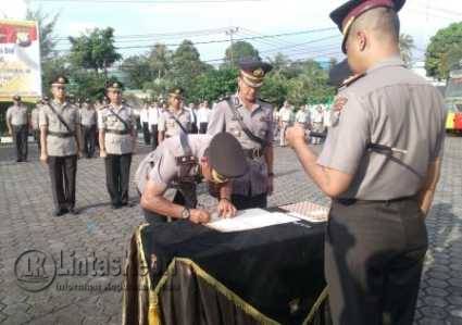 Serah terima jabatan (Sertijab) dipimpin langsung Kapolres Tanjungpinang AKBP Joko Bintoro, dalam upacara di halaman Mapolres Tanjungpinang, Kamis (15/12).