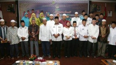 Walikota Tanjungpinang, Lis Darmansyah saat foto bersama Imam Masjid dan Guru TPA/TPQ Se-Tanjungpinang, Rabu (7/12) di Aula Bulang Linggi.