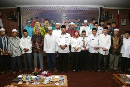 Walikota Tanjungpinang, Lis Darmansyah saat foto bersama Imam Masjid dan Guru TPA/TPQ Se-Tanjungpinang, Rabu (7/12) di Aula Bulang Linggi.