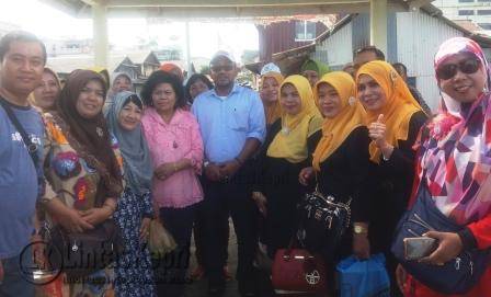 Wali Kota Tanjungpinang, Lis Darmansyah (kemeja biru) saat foto bersama warga Pulau Penyengat.