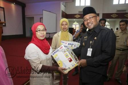 Walikota Tanjungpinang, Lis Darmansyah di acara Pembinaan & Peningkatan Kapasitas Penerima Bantuan Langsung Pemberdayaan Masyarakat Dinsosnaker.