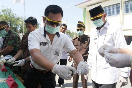 Kasat Narkoba Polres Tanjungpinang AKP Ricky Firmansyah saat memusnahkan Barang Bukti Narkotika bersama Wakil Walikota Tanjungpinang Syahrul di halaman Kantor Kejari Tanjungpinang.