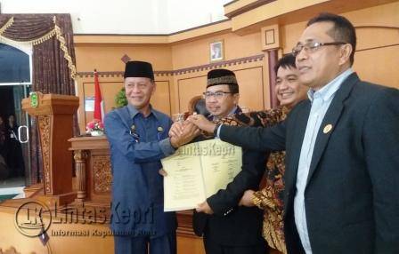 Dewan Perwakilan Rakyat Daerah (DPRD) Kota Tanjungpinang menggelar sidang paripurna dengan agenda Penandatanganan nota kesepakatan Kebijakan Umum Anggaran (KUA) serta Prioritas dan Plafon Anggaran Sementara (PPAS) APBD Kota Tanjungpinang Tahun Anggaran 2017, Rabu (7/12)