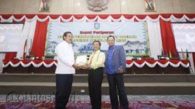 Gubernur Kepri, Nurdin Basirun (Kiri), Ketua DPRD Kepri, Jumaga Nadeak (Kanan) dan Wakil Ketua II DPRD Kepri, Husnizar Hood (Kanan) saat foto bersama usai paripurna pengesahan Perda RTRW.