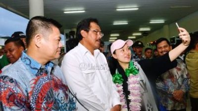 Gubernur Provinsi Kepulauan Riau, Nurdin Basirun saat berfoto selfi dengan perwakilan Turis China di Bandara Raja Haji Fisabilillah Kota Tanjungpinang, Minggu (18/12) pagi.