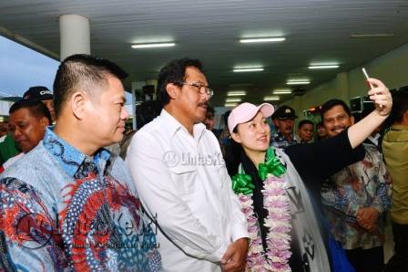 Gubernur Provinsi Kepulauan Riau, Nurdin Basirun saat berfoto selfi dengan perwakilan Turis China di Bandara Raja Haji Fisabilillah Kota Tanjungpinang, Minggu (18/12) pagi.