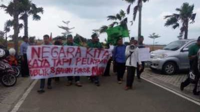 Protes Kebijakan Jokowi-JK, HMI Gelar Aksi di DPRD Kepri