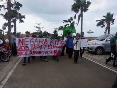Protes Kebijakan Jokowi-JK, HMI Gelar Aksi di DPRD Kepri