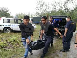 Petugas dari TNI AL dan SAR saat mengevakuasi jenazah korban speed boat yang tenggelam di perairan Malaysia beberapa hari yang lalu.