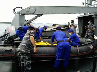 Petugas dari unsur TNI dan Polisi saat mengevakuasi penemuan mayat di perairan Bintan.