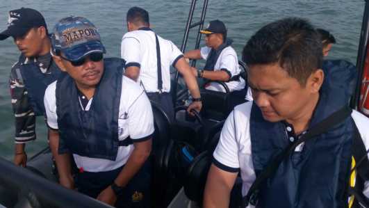 Danlantamal IV Tanjungpinang, Laksamana Pertama TNI AL S irawan saat patroli di perairan Sei Carang dan mengunjungi situs Kerajaan Riau-Johor-Pahang-Lingga (Kota Raja/Kota Lama)