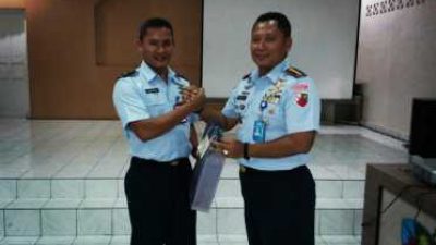 Danlanud memberikan salam kepada Kadispers lama